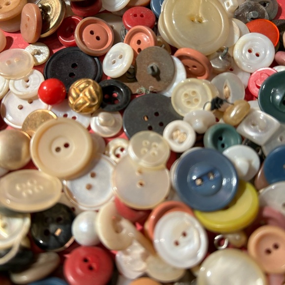 Lot of Vintage Christmas Color Themed Buttons in tin - Picture 6 of 13